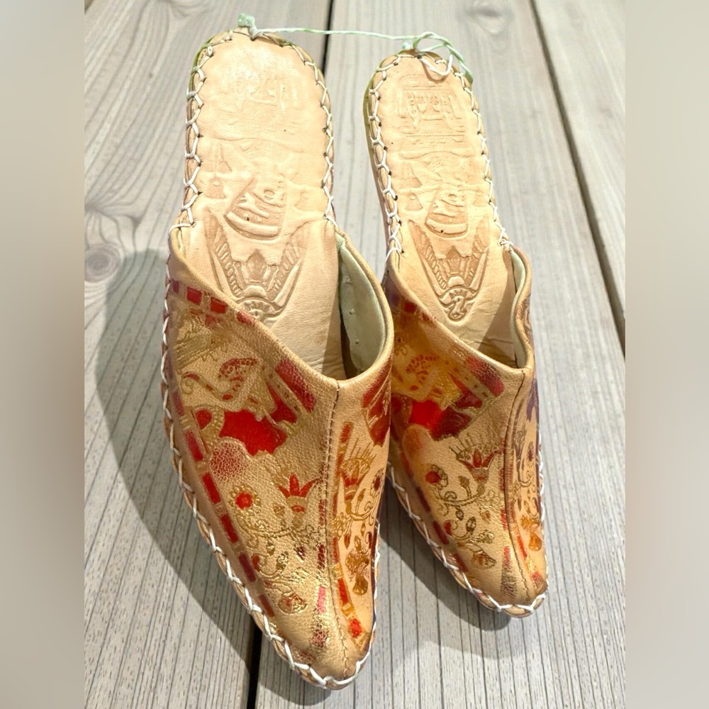 Pharaonic Egyptian Handmade Leather Slippers. Tooled Metallic Nefertiti Design - Picture 6 of 14